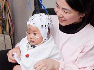 乳児脳波測定の様子 ‐ 赤ちゃんだって真剣です