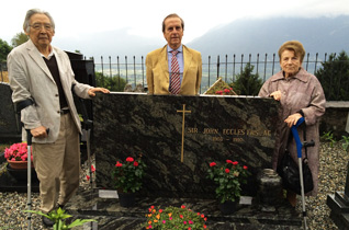 エックルス先生のお墓参りにて。左から、伊藤正男先生、ストラータ先生、ヘレナ夫人