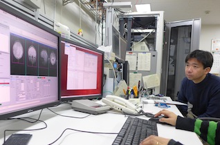 ラボにてfMRIを使用し、脳の活動データを記録中